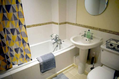 Comfortable Apartment In Sheffield With Parking