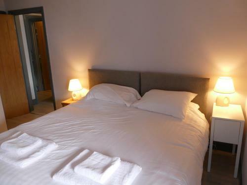 Hostal Madtom Seafood Cafe Bar & Guest Rooms