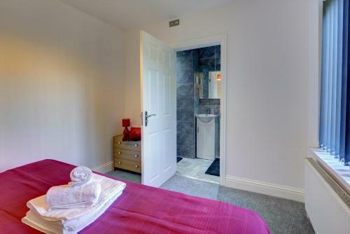 Mbiz House - Newly Refurbed, Sleeps 9, En-suite