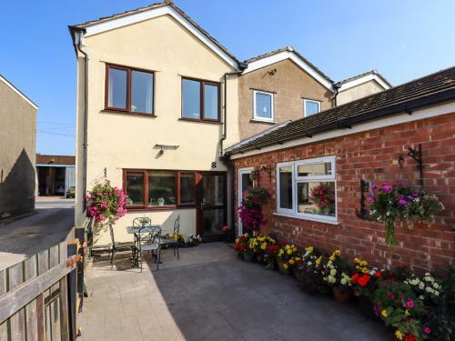 8 Heatons Bridge Road