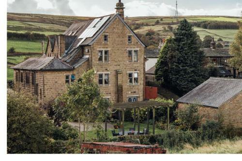 Bronte Chapel Retreat With Hot Tub