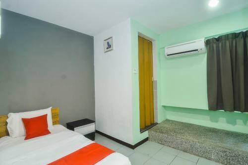 Hotel Oyo 89465 Golden Lounge