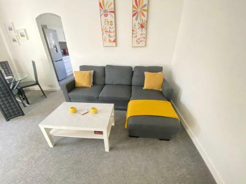 Paisley Central Apartment #4