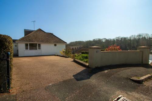 Spacious Home - Sea & Steam Train Views + Garden