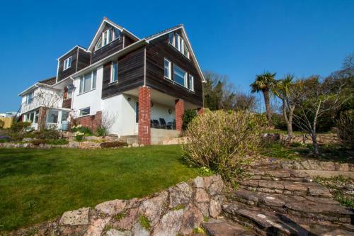 Spacious Home - Sea & Steam Train Views + Garden