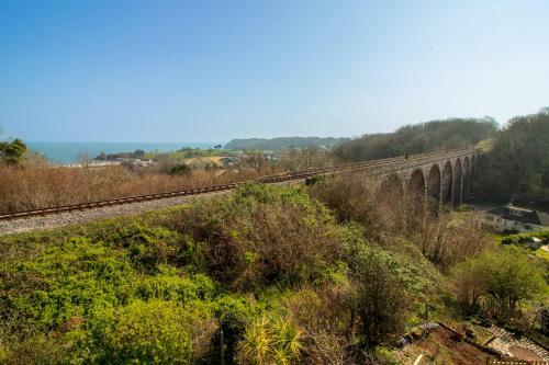 Spacious Home - Sea & Steam Train Views + Garden