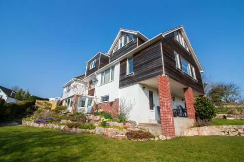 Spacious Home - Sea & Steam Train Views + Garden
