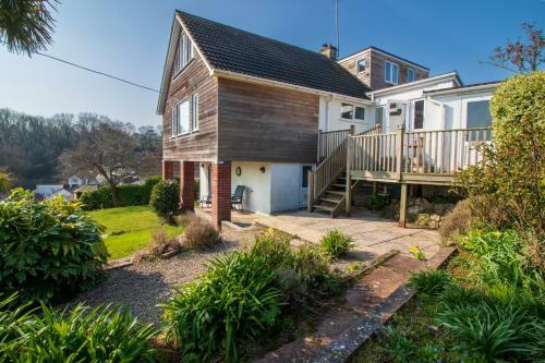 Spacious Home - Sea & Steam Train Views + Garden