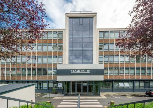 Newly Onboarded Modern One Bed Apartment In Broad House, Harrow