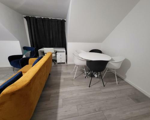 Stylish Modern 2 Bedroom Apartment With Parking
