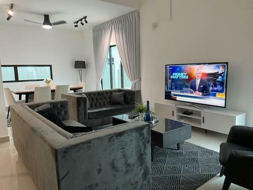 Five Bedrooms Residential Home With Free Wifi