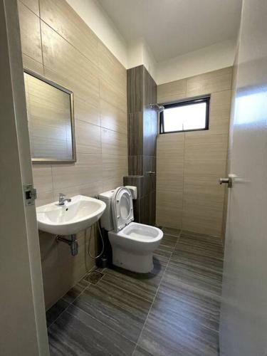 Five Bedrooms Residential Home With Free Wifi
