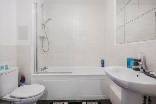 Beautiful 3-bed Apartment In Romford Image Court