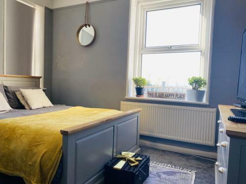 Garden Apartment With Panoramic Coastal Views.