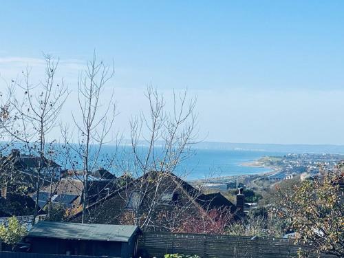 Garden Apartment With Panoramic Coastal Views.
