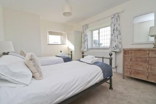 Sea Views, Near The Beach, Spacious Holiday Home