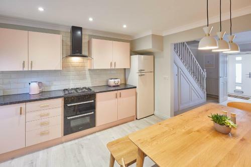 Host & Stay - 'salty' Seaview