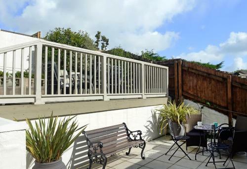Valley Retreat - Peaceful Location, Walk To Beach, Parking