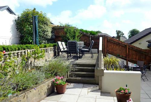 Valley Retreat - Peaceful Location, Walk To Beach, Parking