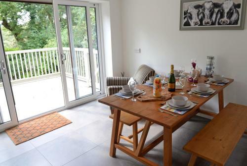 Valley Retreat - Peaceful Location, Walk To Beach, Parking