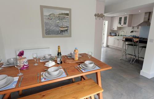 Valley Retreat - Peaceful Location, Walk To Beach, Parking
