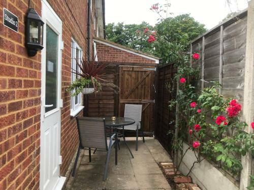 Apartamento Studio-2 Staines,heathrow, London-own Entrance
