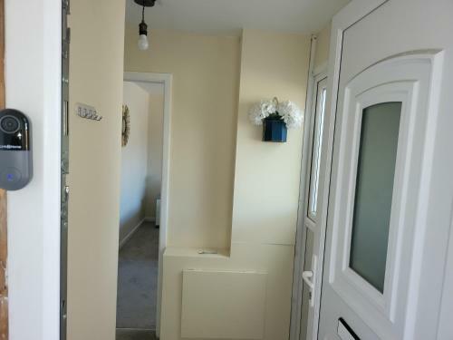 Beautiful 2-bedroom Service Apartment With Free Parking