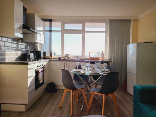 Beautiful 2-bedroom Service Apartment With Free Parking