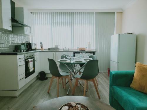 Beautiful 2-bedroom Service Apartment With Free Parking