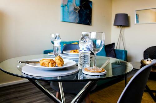 Beautiful 2-bedroom Service Apartment With Free Parking