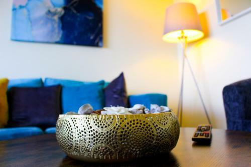 Beautiful 2-bedroom Service Apartment With Free Parking