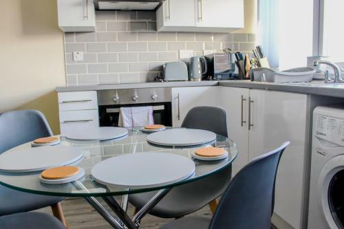 Beautiful 2-bedroom Service Apartment With Free Parking