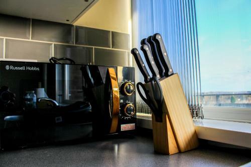 Beautiful 2-bedroom Service Apartment With Free Parking