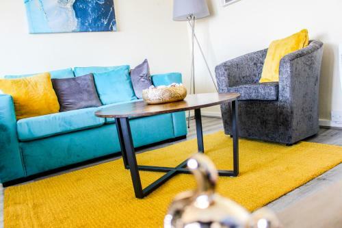 Beautiful 2-bedroom Service Apartment With Free Parking