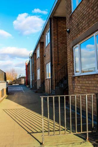 Beautiful 2-bedroom Service Apartment With Free Parking
