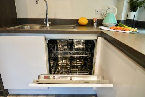 Luxury 2 Bed Apartment With Parking Near London