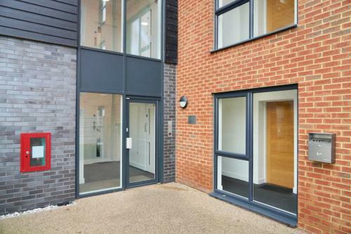 Luxury 2 Bed Apartment With Parking Near London