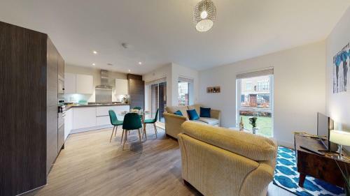 Luxury 2 Bed Apartment With Parking Near London