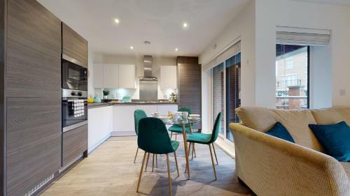 Luxury 2 Bed Apartment With Parking Near London