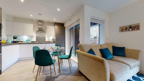 Luxury 2 Bed Apartment With Parking Near London
