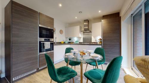 Luxury 2 Bed Apartment With Parking Near London