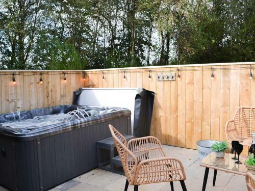 Aintree Lodge - Hot Tub - Northumberland