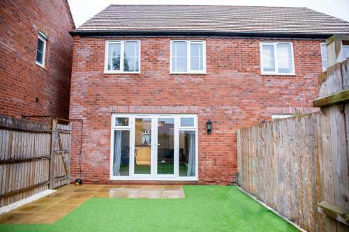Modern House With Free Private Parking, Wifi & Netflix