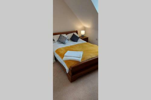 Modern 5 Bed, Sleeps 9, Free Parking, Walk To Town
