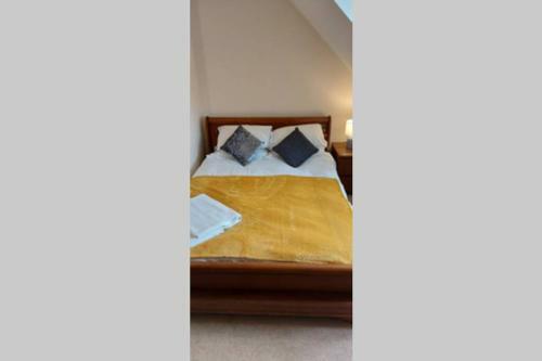 Modern 5 Bed, Sleeps 9, Free Parking, Walk To Town