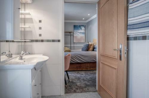 Judith's View - 3 Bedroom Apartment - Tenby