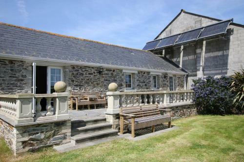 Chy Un Lur Rural Cottage