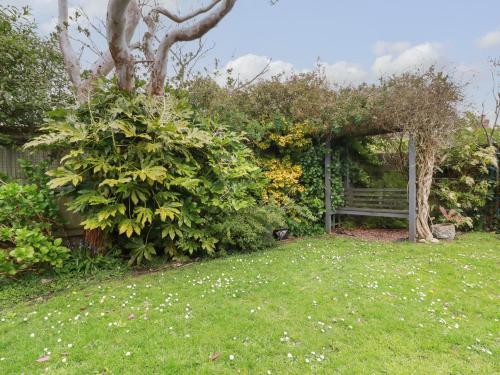 5 Hendra Close