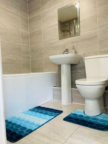 Cheerful 2-bed Townhouse In Wakefield With Parking