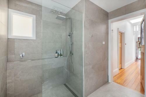 Warwick St Retreat! 3 Bedroom House With Parking